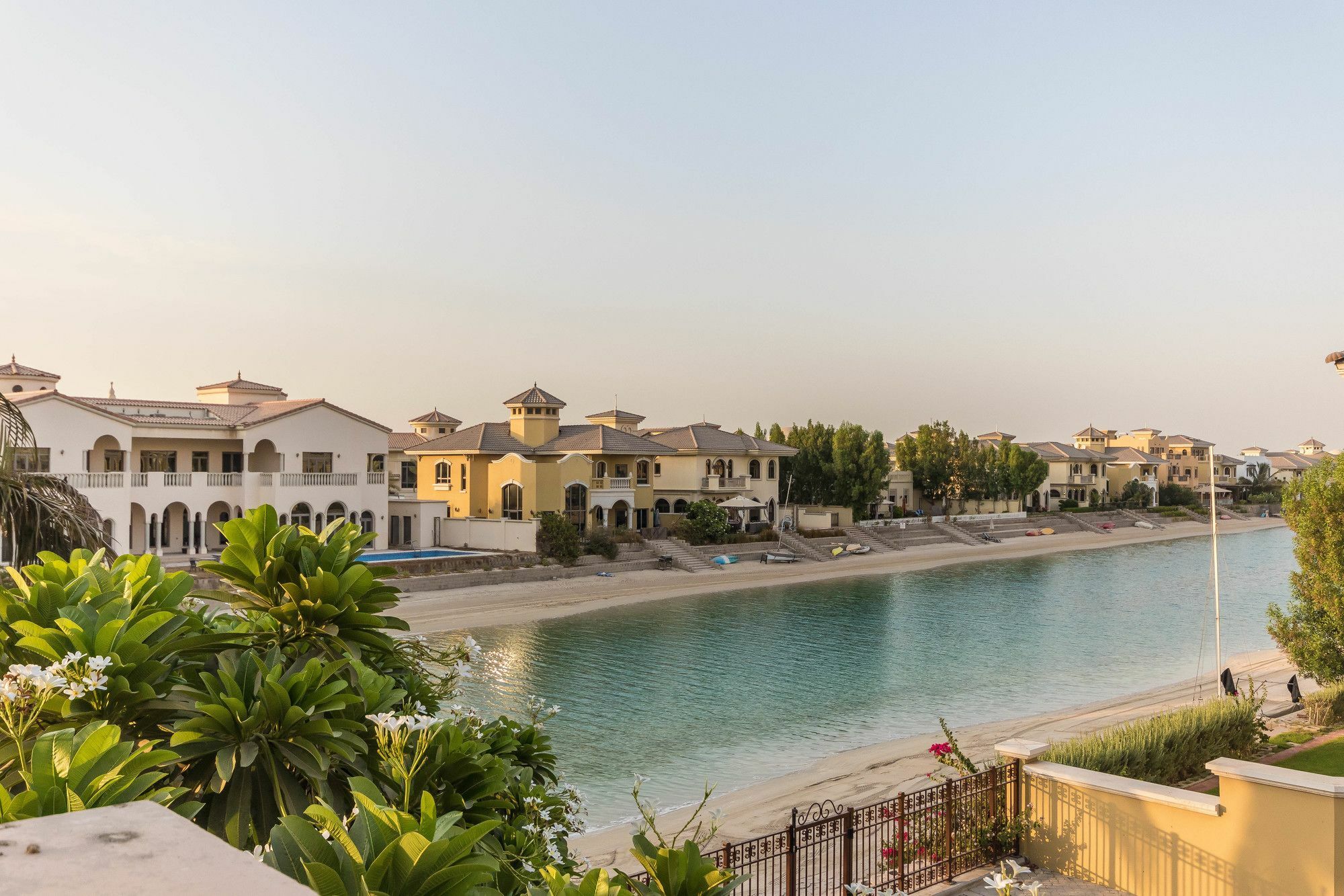 Yanjoon Holiday Homes - Palm Jumeirah Frond A Villas Dubaj Kültér fotó