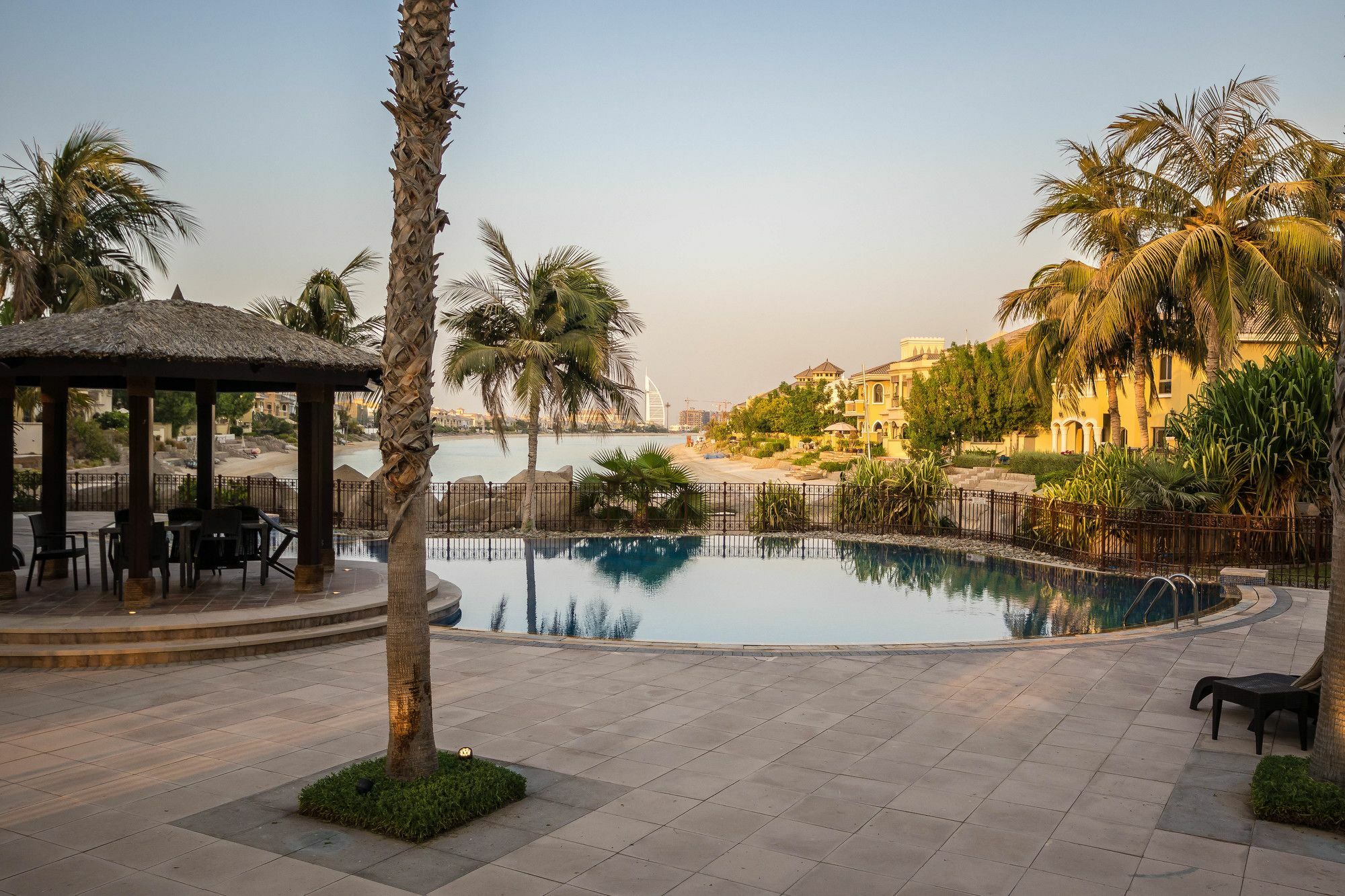 Yanjoon Holiday Homes - Palm Jumeirah Frond A Villas Dubaj Kültér fotó