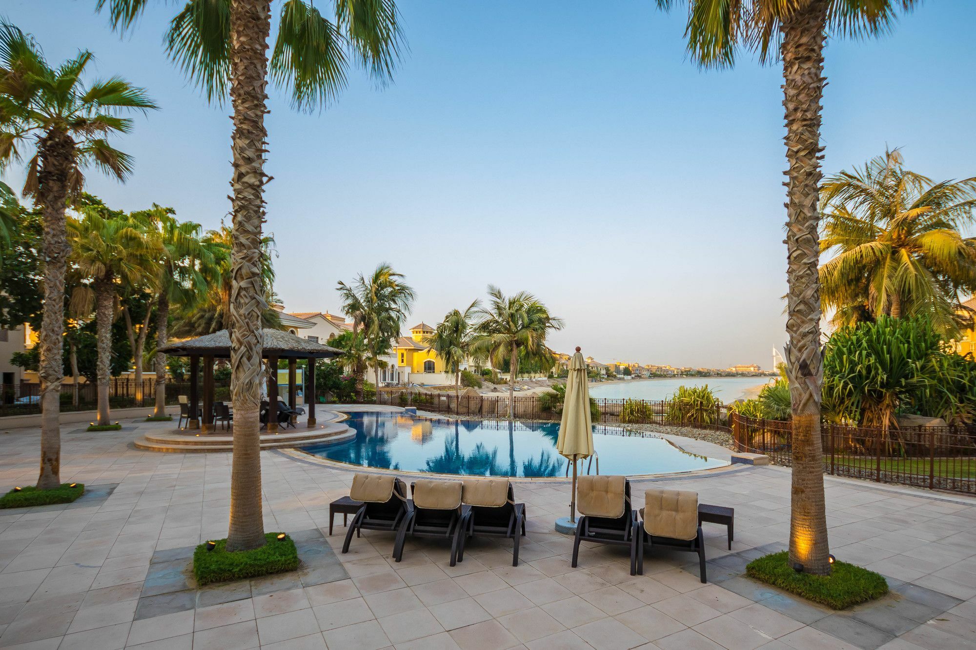 Yanjoon Holiday Homes - Palm Jumeirah Frond A Villas Dubaj Kültér fotó